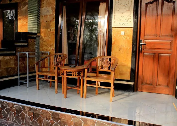 Arya Enny Salon And Guest house *